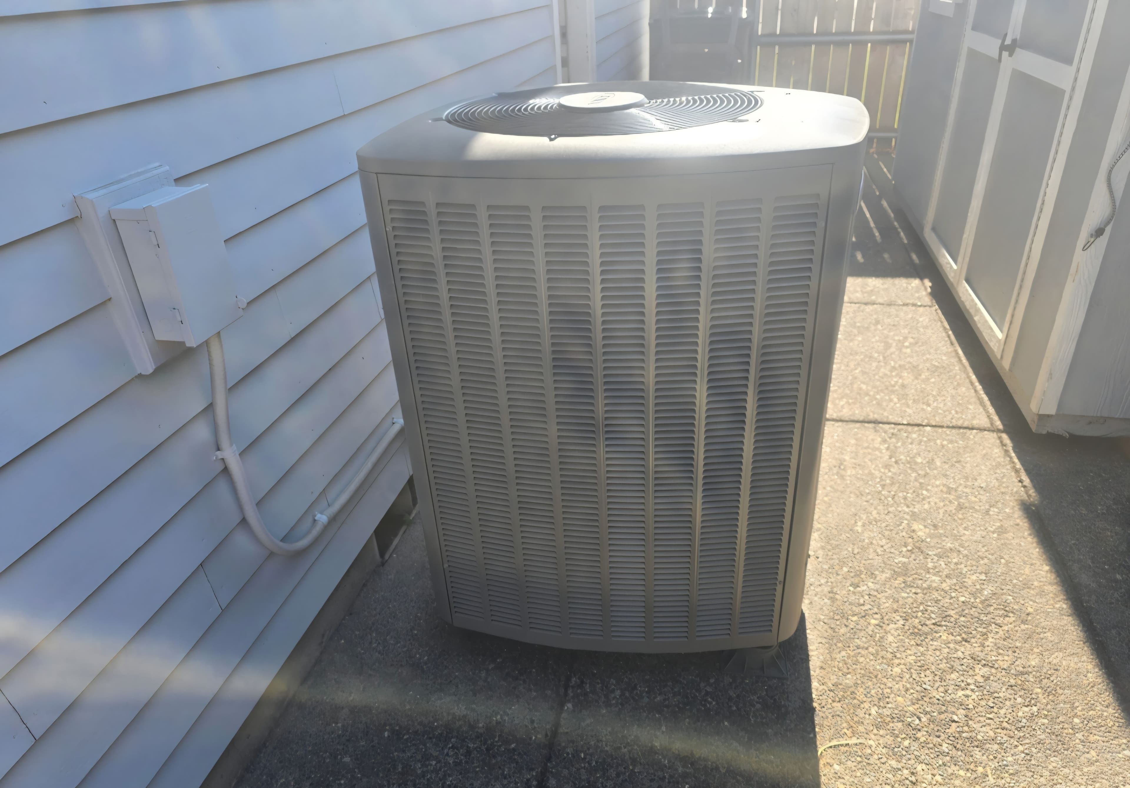 Project Lennox Variable Speed Heat Pump Maintenance in McMinnville image