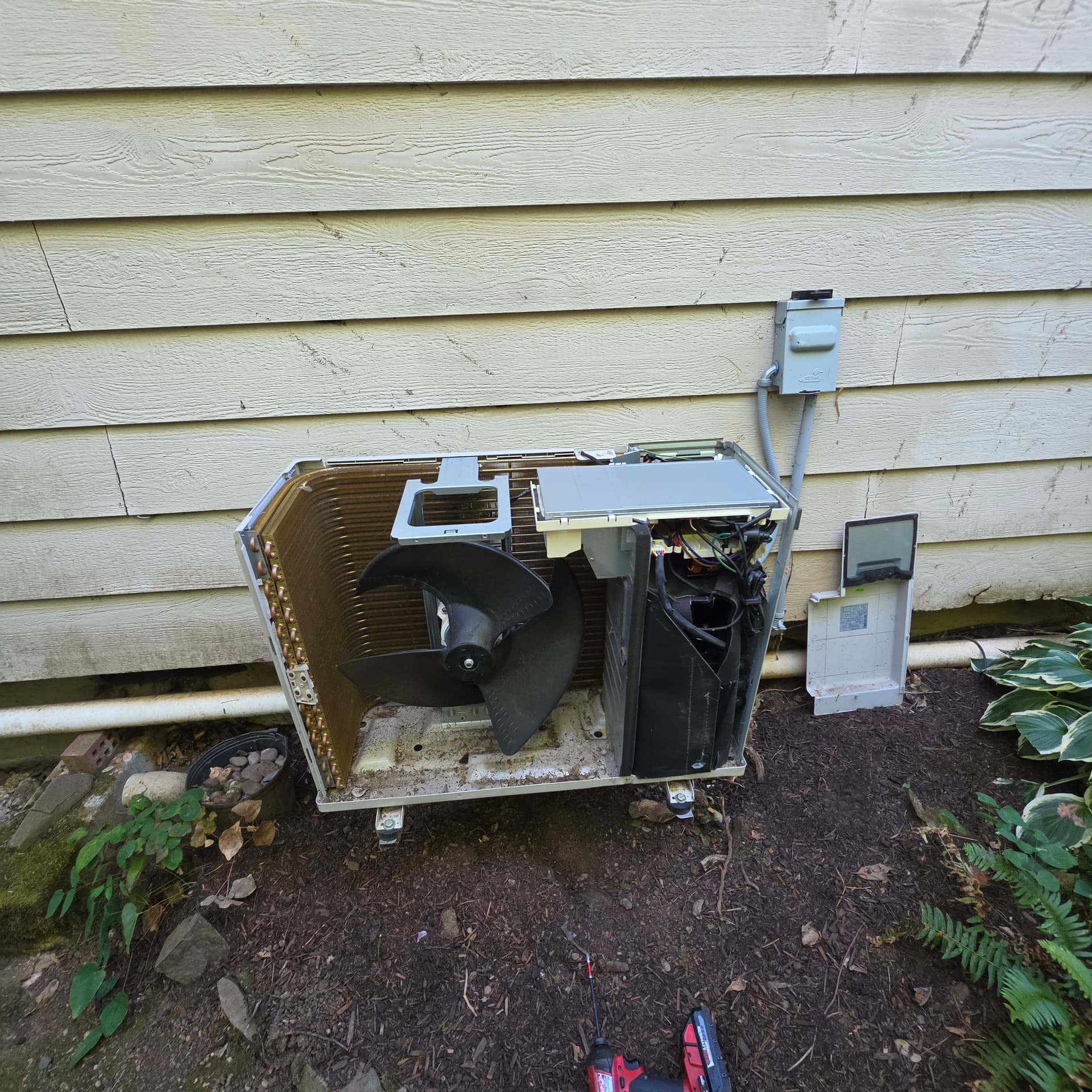 LG Two-Zone Ductless Minisplit Refrigerant Leak Repair in Newberg image